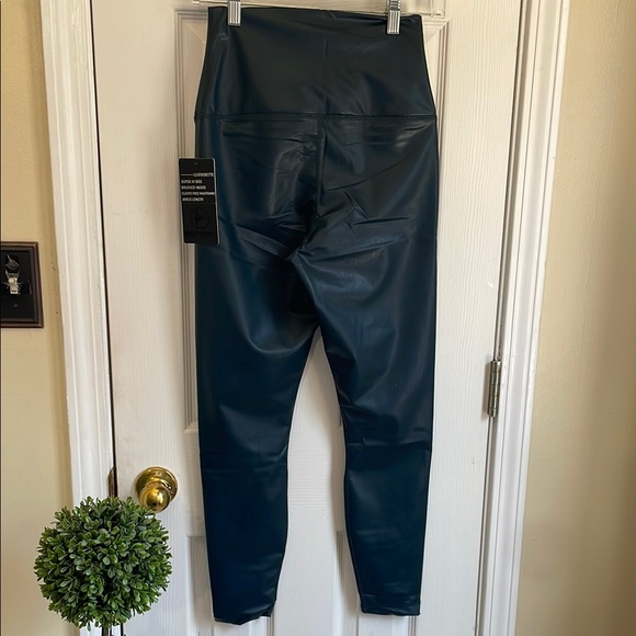 High-Waisted 90 degree Leggings - Picture 3 of 3